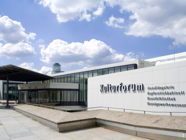 Eingang zur zentralen Eingangshalle der Museen am Johanna-und-Eduard-Arnhold-Platz