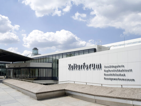 Eingang der zentralen Eingangshalle der Museen am Kulturforum